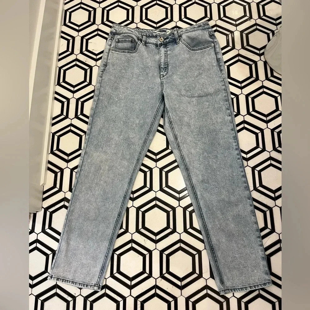 Seven7 jeans size High Rise light wash Slim Straight Jean Lynx size 10